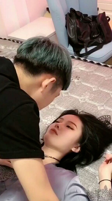 我的霸道美女房东海报