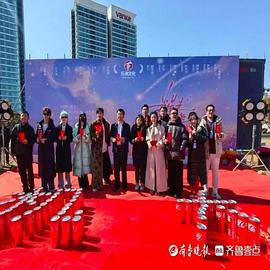 当星光坠入花海海报